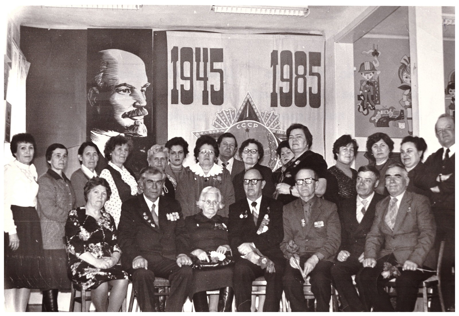 Нина Михайловна Чащина на встрече ветеранов Великой Отечественной войны и педагогического труда (1 ряд, слева - третья)