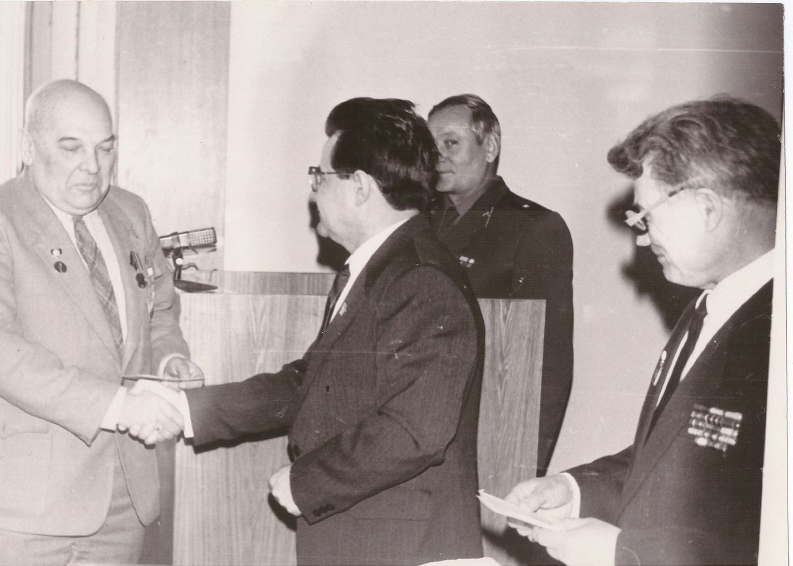 Н.Г. Русинов - председатель Горкома партии во время вручения наград участникам войны