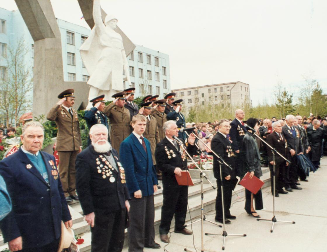 Участники Великой Отечественной войны и работники военного комиссариата у памятника Воину-Освободителю во время митинга