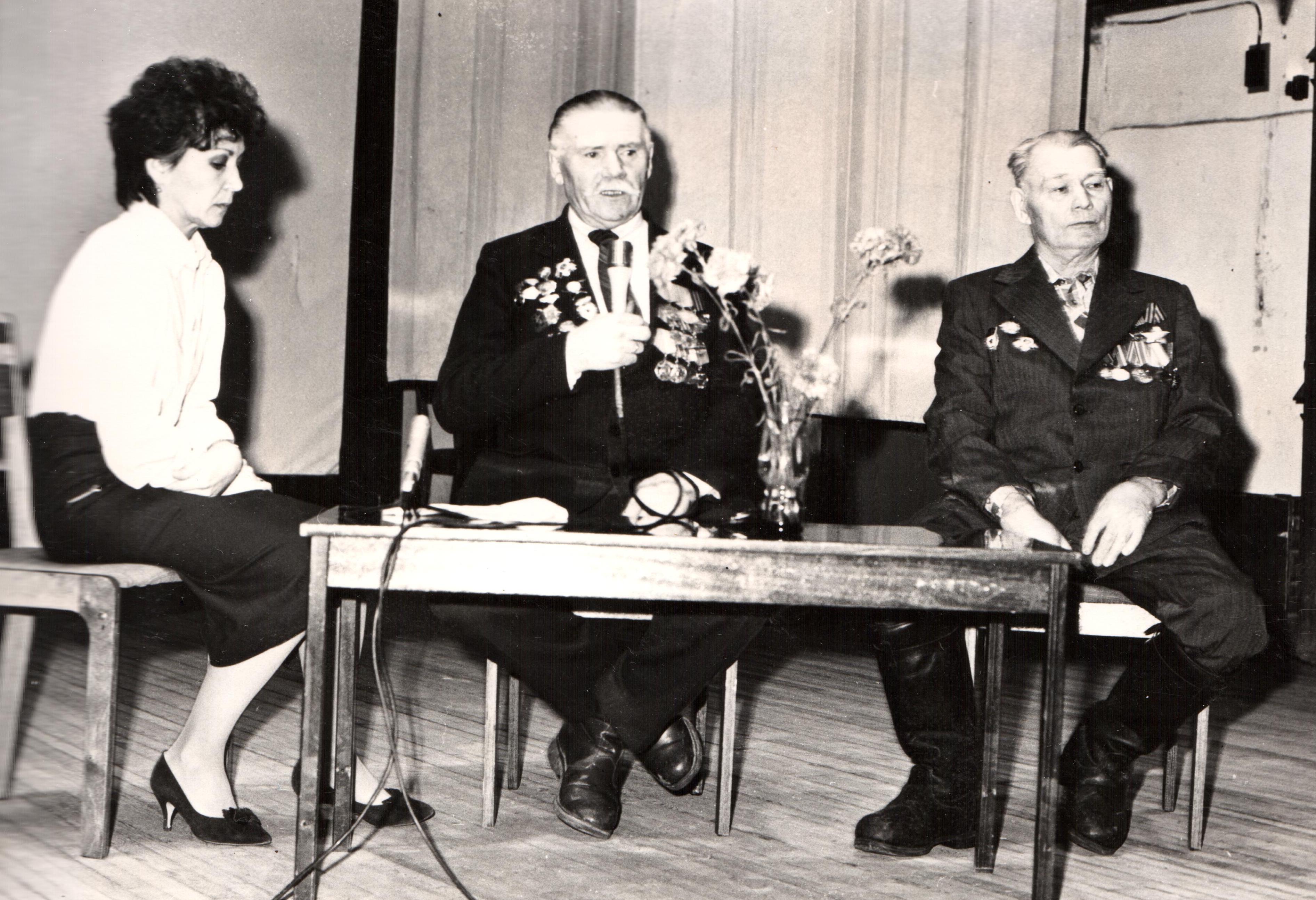 Участники Великой Отечественной войны на сцене Дома культуры "Строитель" во время памятной встречи 
