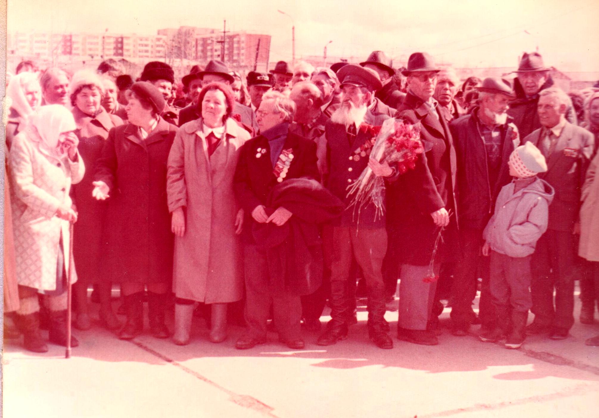 Ветераны, участники Великой Отечественной войнысреди горожан у памятника Воину-освободителю