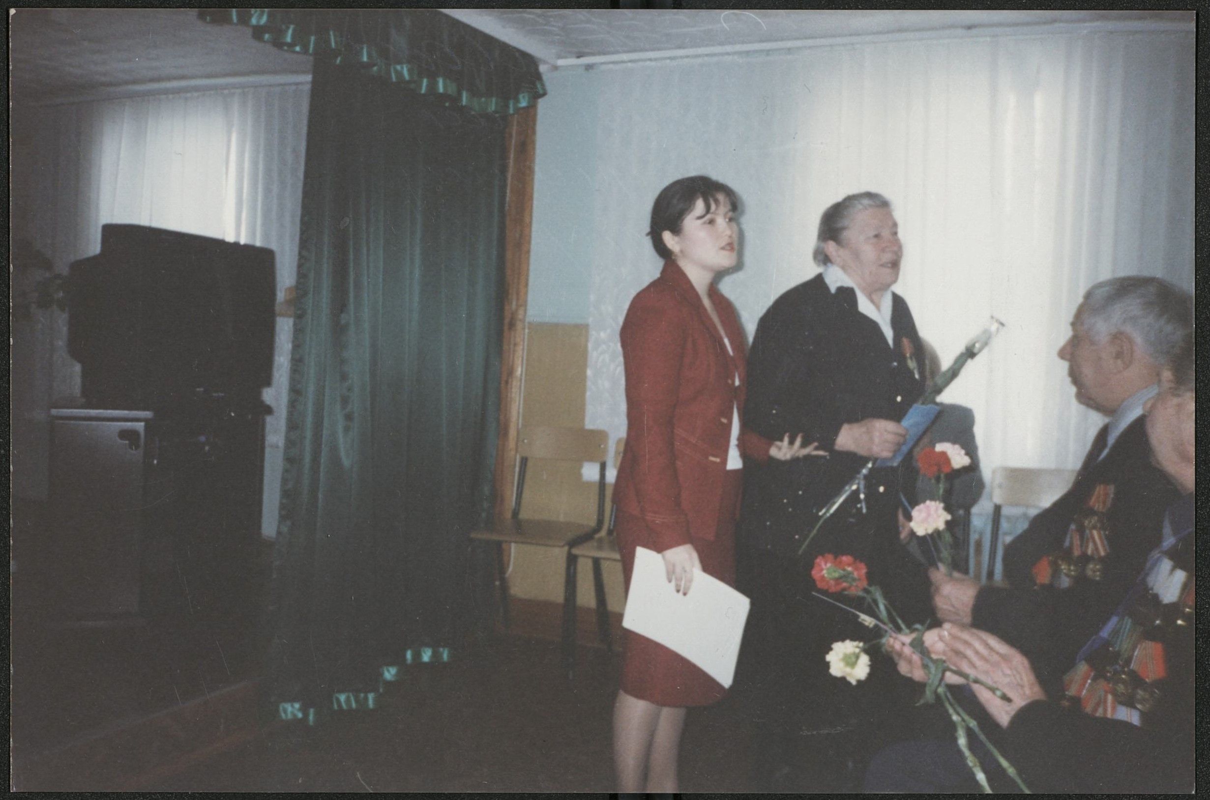 Слева направо Мантикова Эльмира Курмангазиевна, учитель истории, Другова Ксения Михайловна во время вручения благодарственных писем