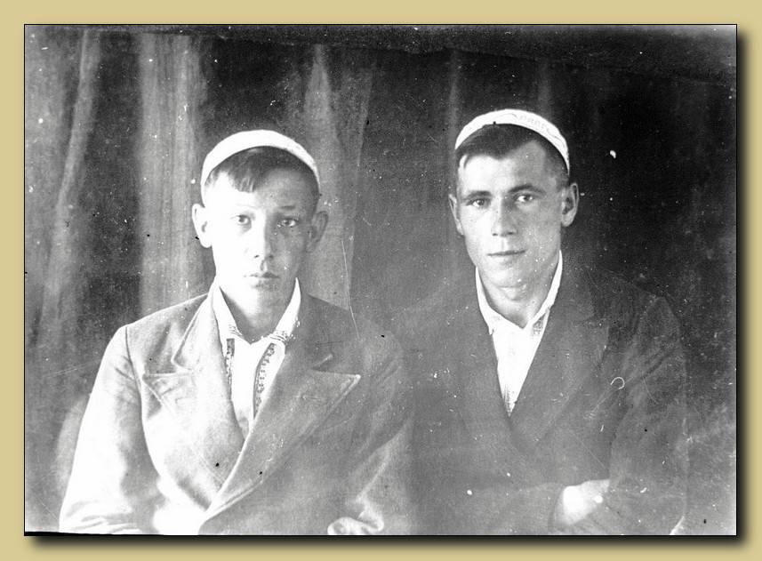Михалев Николай (справа), Созонов Юрий - учащиеся 9 "а" класса средней школы №1 р.п. Ханты-Мансийска