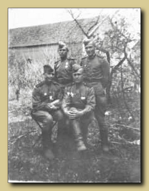 Слева направо: 1 ряд: А. Гуляев, В. Жуков; 2 ряд: И. Безруков, Ю. Созонов - бойцы 4-ой танковой армии