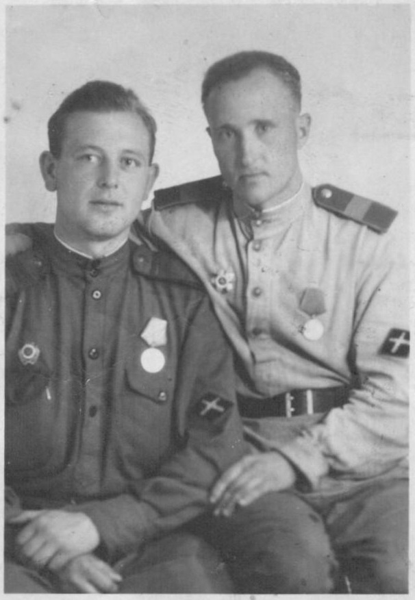 Участник Великой Отечественной войны 1941-1945 гг. Субботин Павел Семенович в первые месяцы войны (второй, слева-направо)