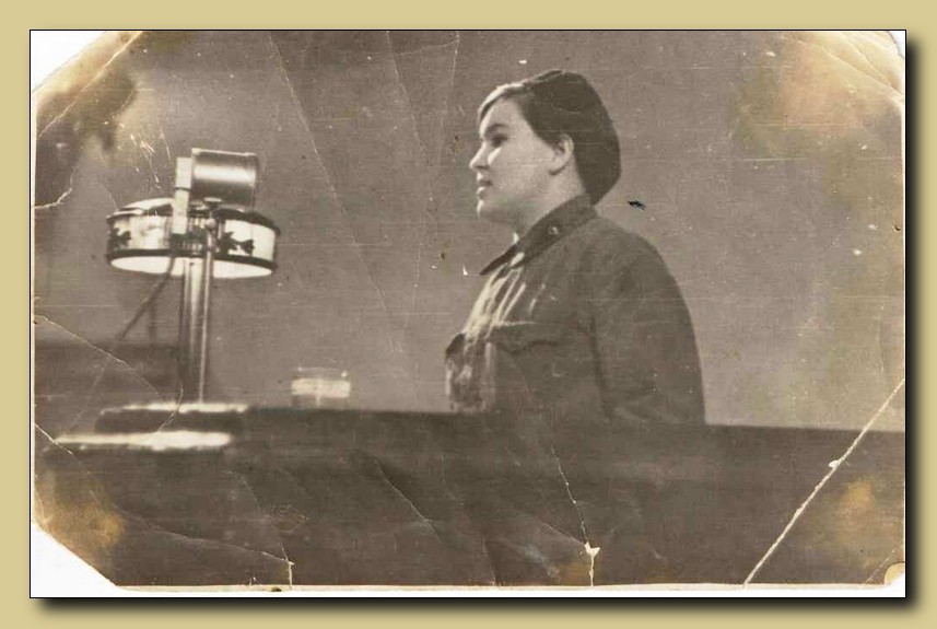 Корепанова Евдокия Ивановна во время выступления по Всесоюзному радио 31.05.1942 на приёме в Кремле, г. Москва.
