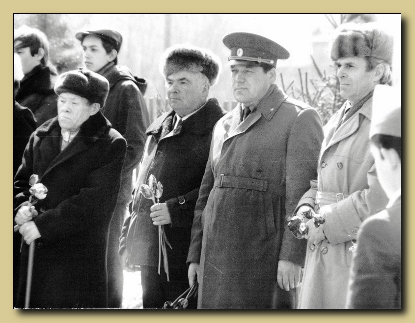 Исыпов (1-й слева), Митрохин Яков Романович (2-й слева), Рассохин Фадей Анатольевич (справа) - ветераны Великой Отечественной войны 1941-1945 гг. после вручения цветов на торжественной линейке в школе №1 г. Ханты-Мансийска