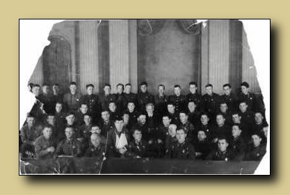 И.П. Жданов (в первом ряду третий справа) - командир Красной Армии, в Кремле среди награжденных правительственными наградами бойцов и офицеров, Фотографии к родословной мансийской семьи Чейметовых