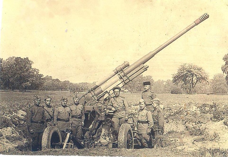 Башмаков Пантелей Прокопьевич (второй справа), с сослуживцами возле зенитного орудия.
