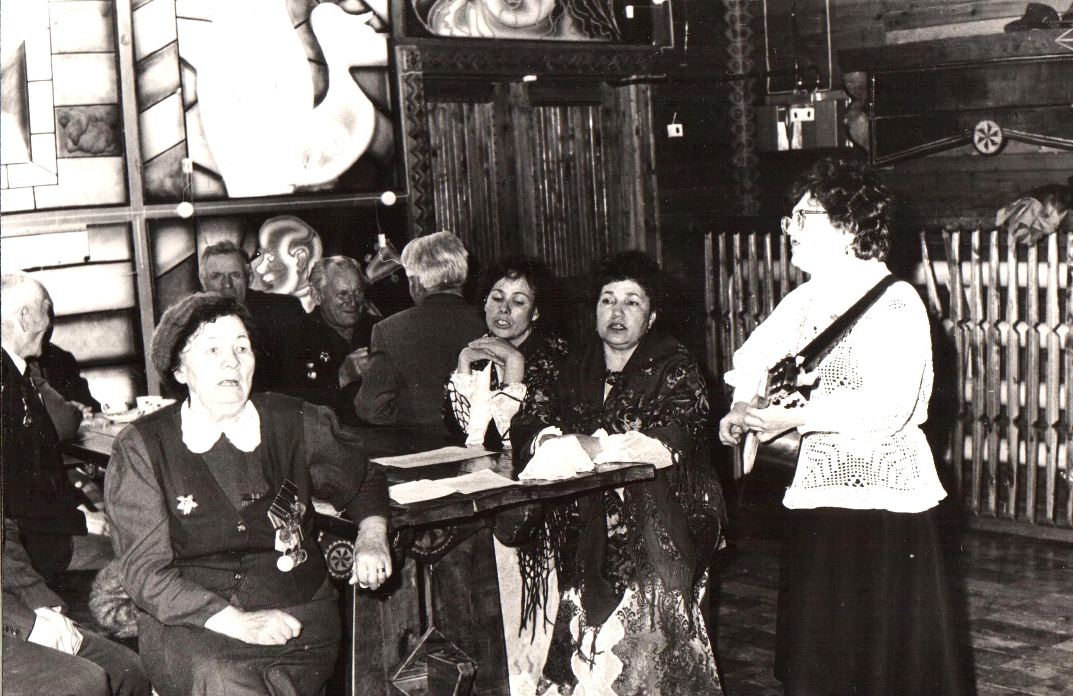 Жорник Ирина Яковлевна (на переднем плане слева), участник Великой Отечественной войны  среди горожан  во время памятного мероприятия
