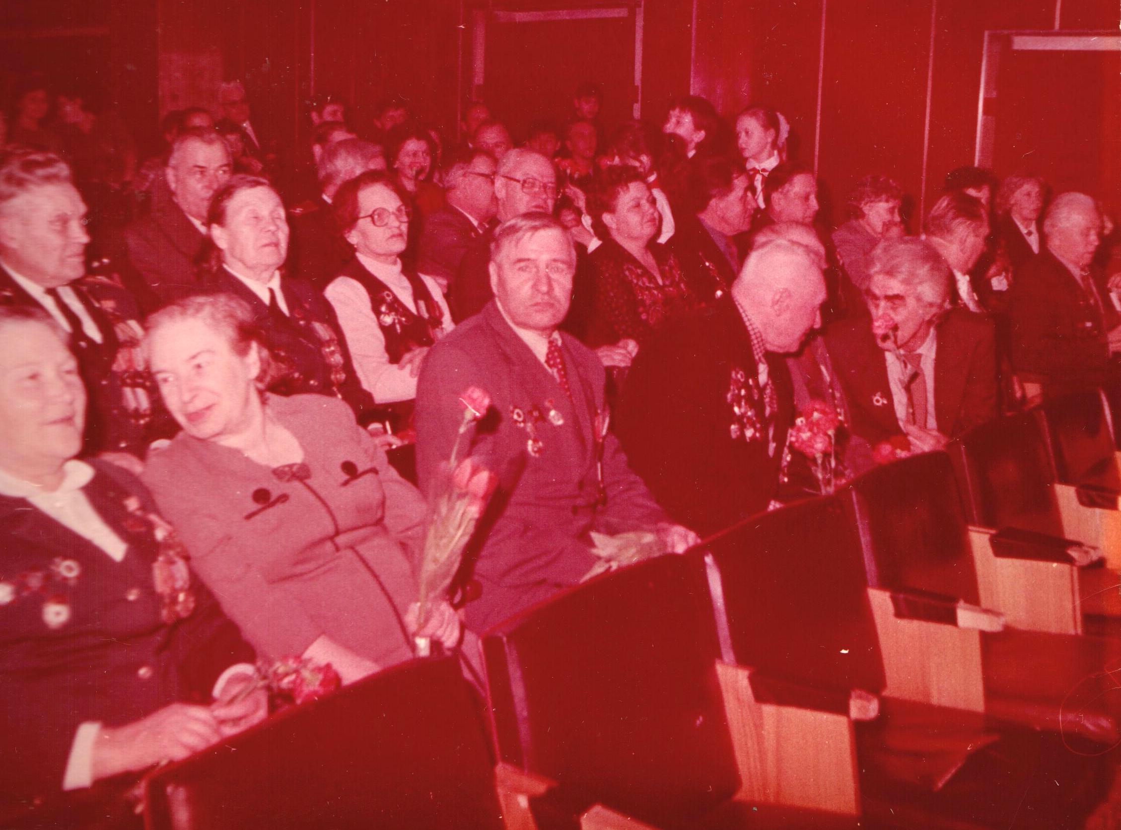 Участники и ветераны   Великой Отечественной войны в зрительном зале Дома культуры "Строитель"  во время памятного мероприятия