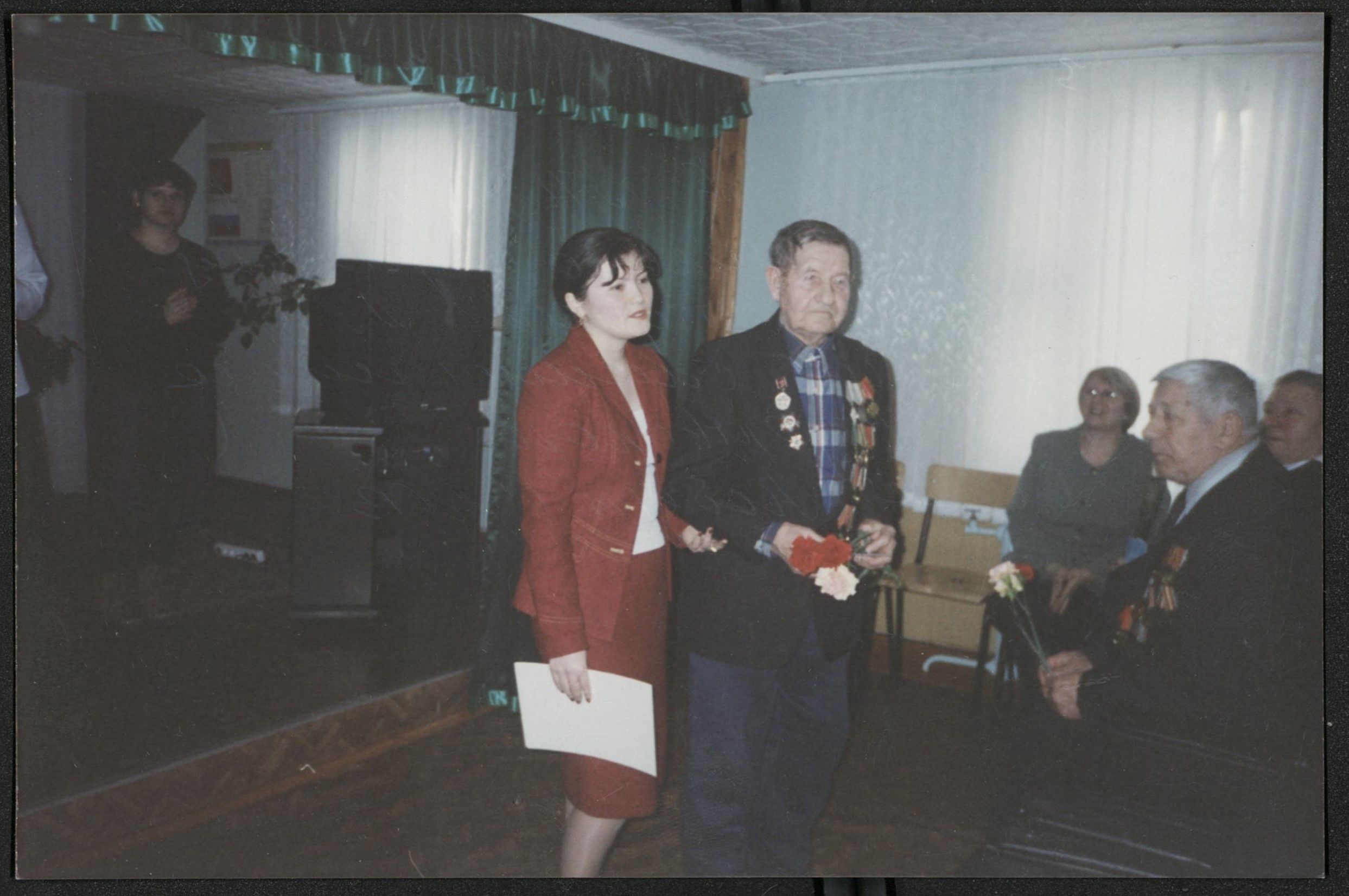 Слева направо Мантикова Эльмира Курмангазиевна, учитель истории, Бульхин Хабибулла Мусяевич во время вручения благодарственных писем