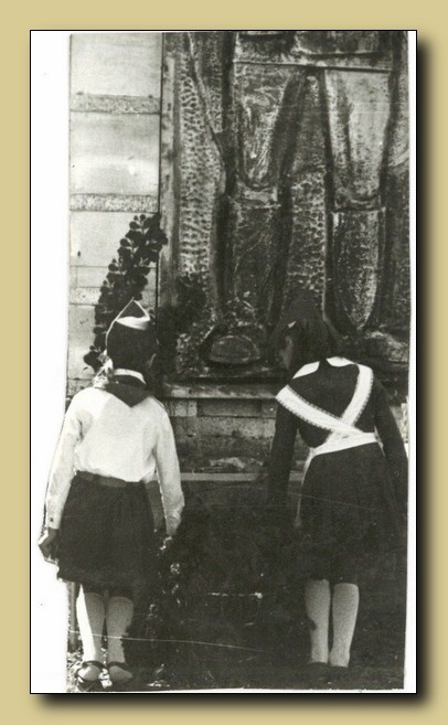 Пионеры во время возложения цветов к памятнику погибшим в годы Великой Отечественной войны воинам, установленному на территории рыбокомбината