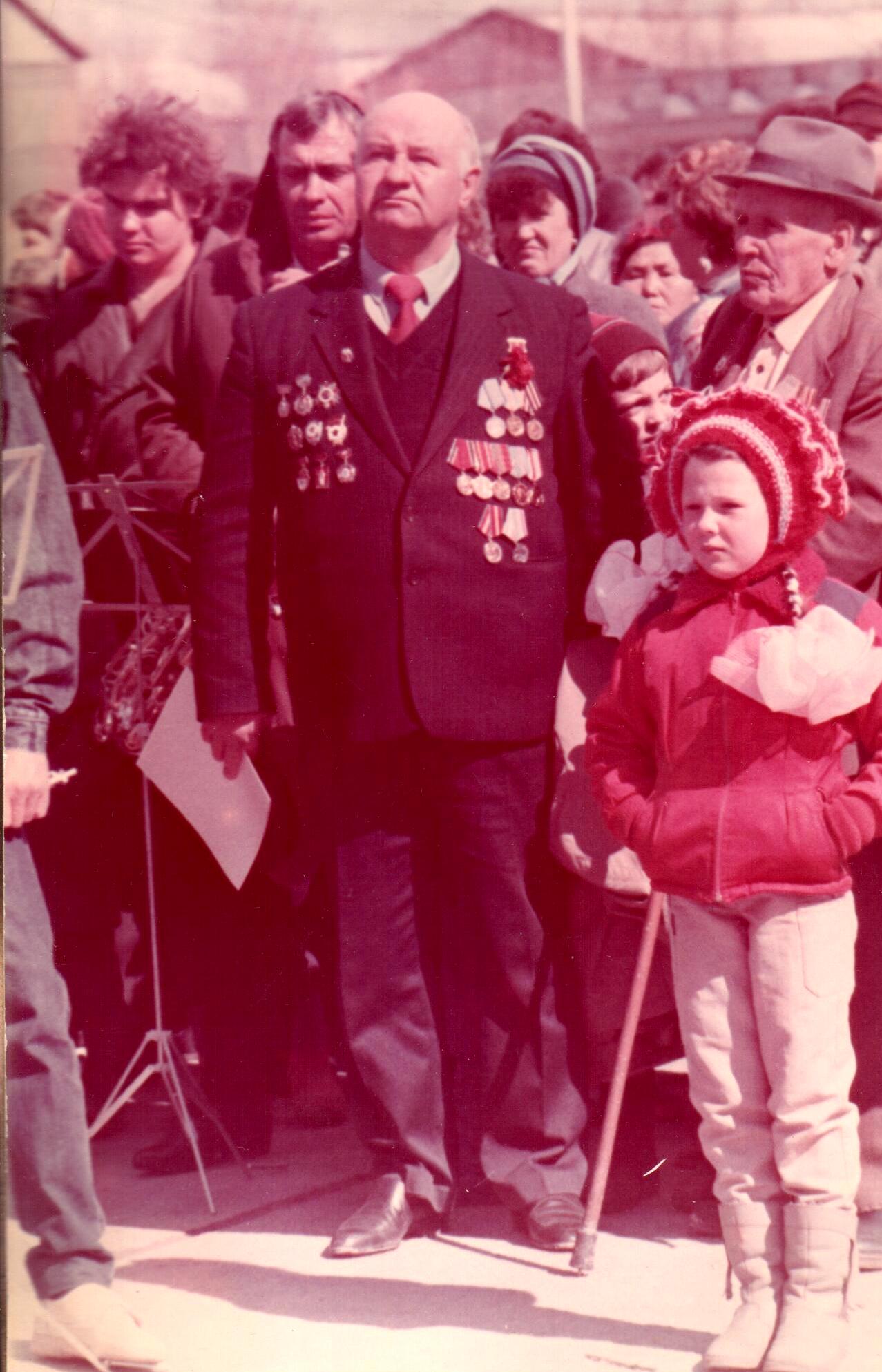 Волков Анатолий Павлович (в центре), участник Великой Отечественной войны, среди горожан во время митинга у памятника Воину-освободителю