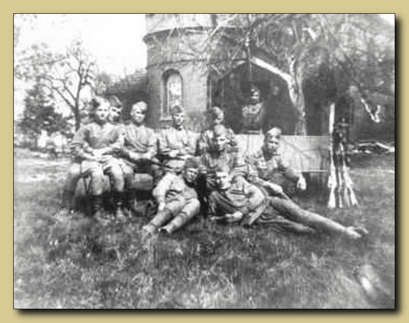 Ю.Г. Созонов (в третьем ряду второй слева) с однополчанами 31-го зенитного артиллерийского дивизиона