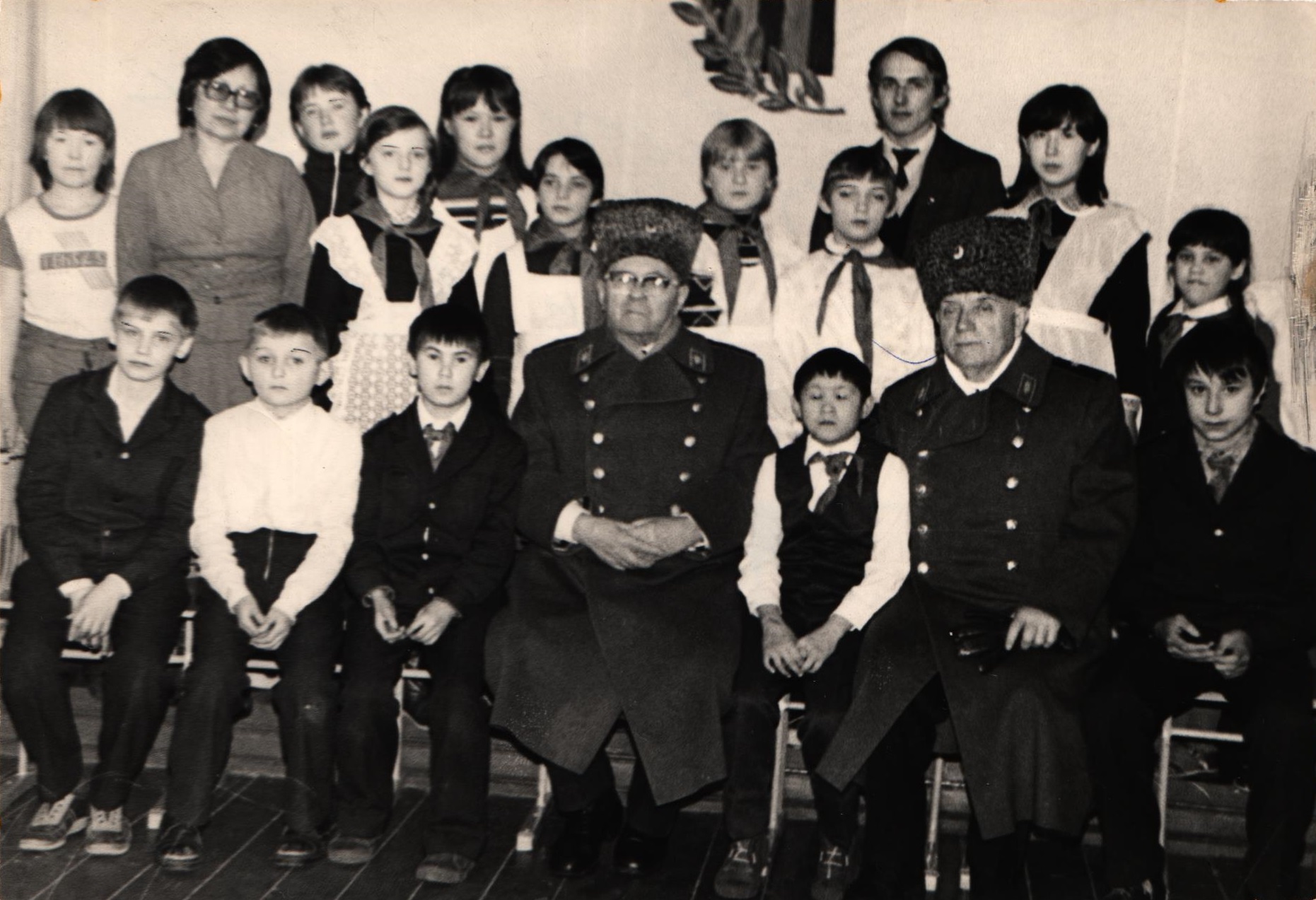 Встреча учеников Чеускинской школы с ветеранами 308 дивизии: генерал-майором М.А.Грековым (на снимке слева) и генерал-майором И.В.Пшеничным (на снимке  справа)
