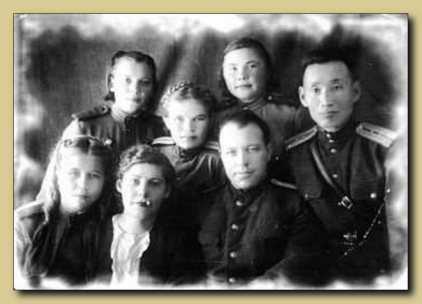 Гаврина Таисья Алексеевна (во втором ряду первая слева) - участница Великой Отечественной войны 1941-1945 гг. - среди сослуживцев санитарного поезда №162