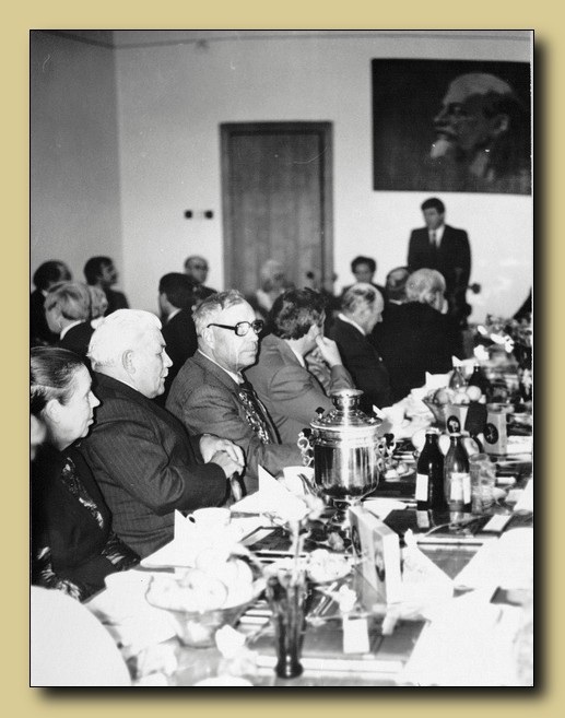 А.Ф. Кугаевский (третий слева) среди ветеранов войны и труда во время обеда, организованного окружкомом КПСС. г. Ханты-Мансийск