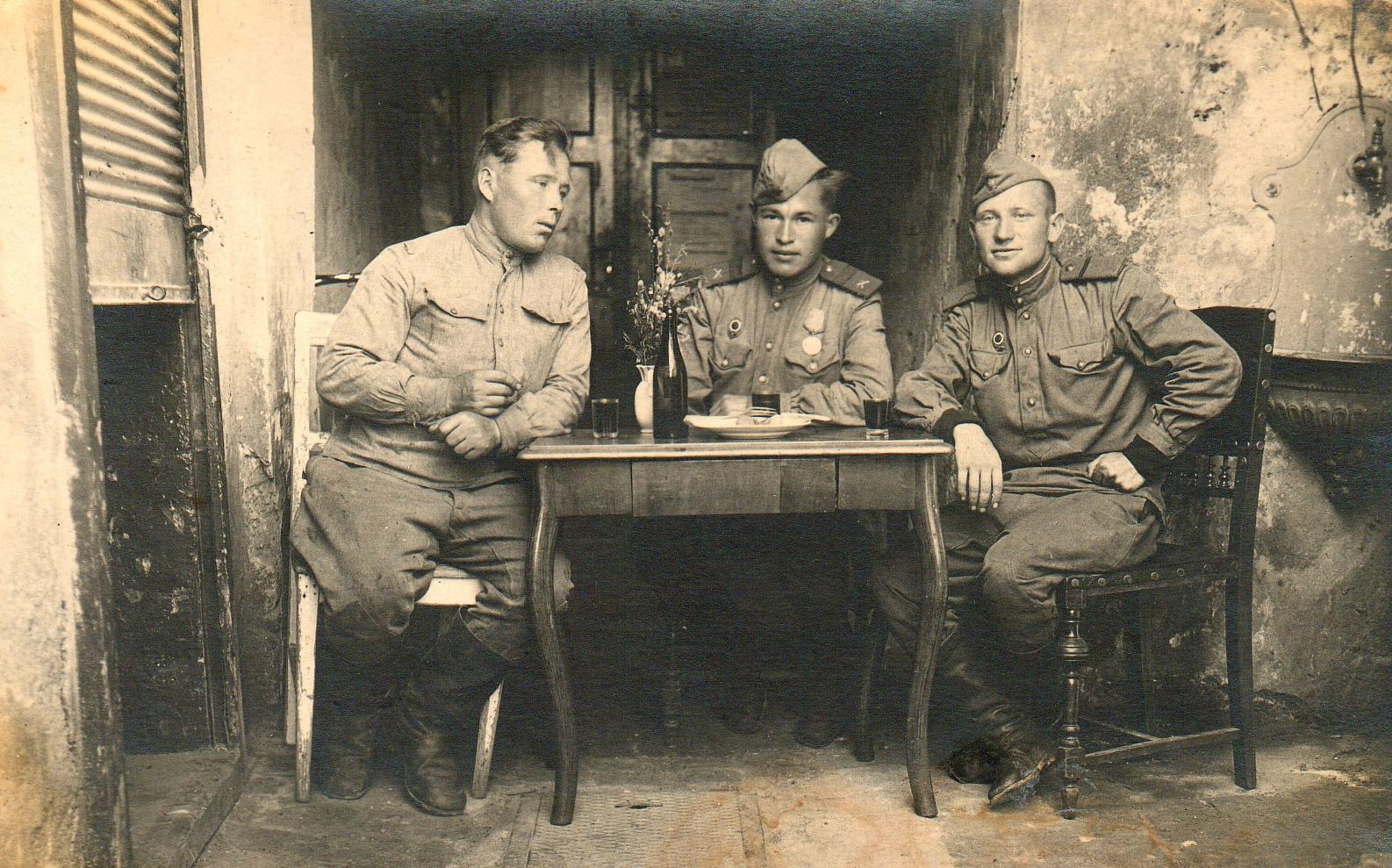Башмаков Пантелей Прокопьевич (в центре), с боевыми товарищами в День Победы.
