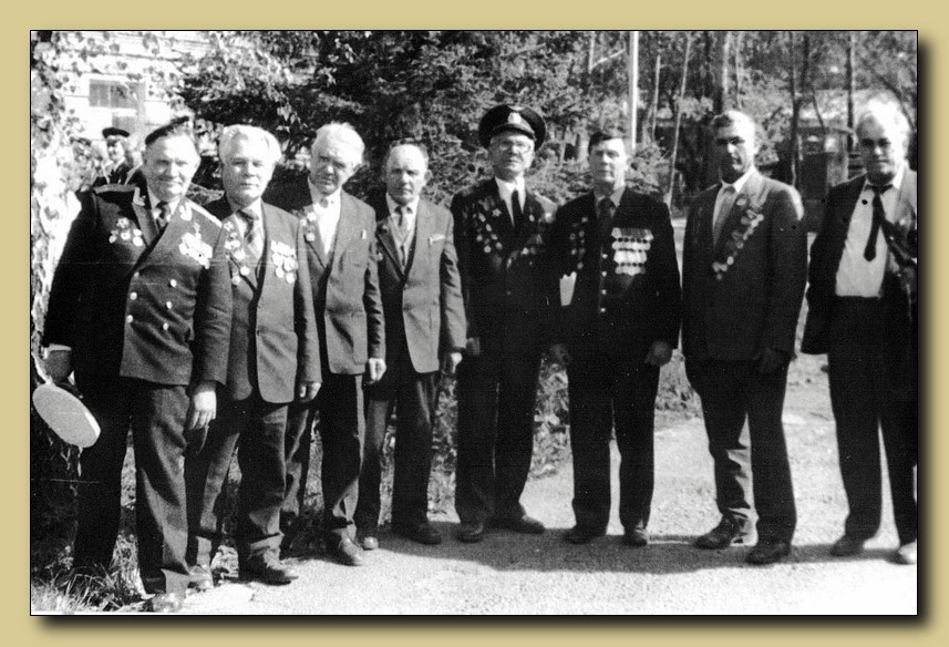 Ю.Г. Созонов (справа) среди ветеранов Белоцерковского военно-пехотного училища во дворе училища во время встречи в г. Томске