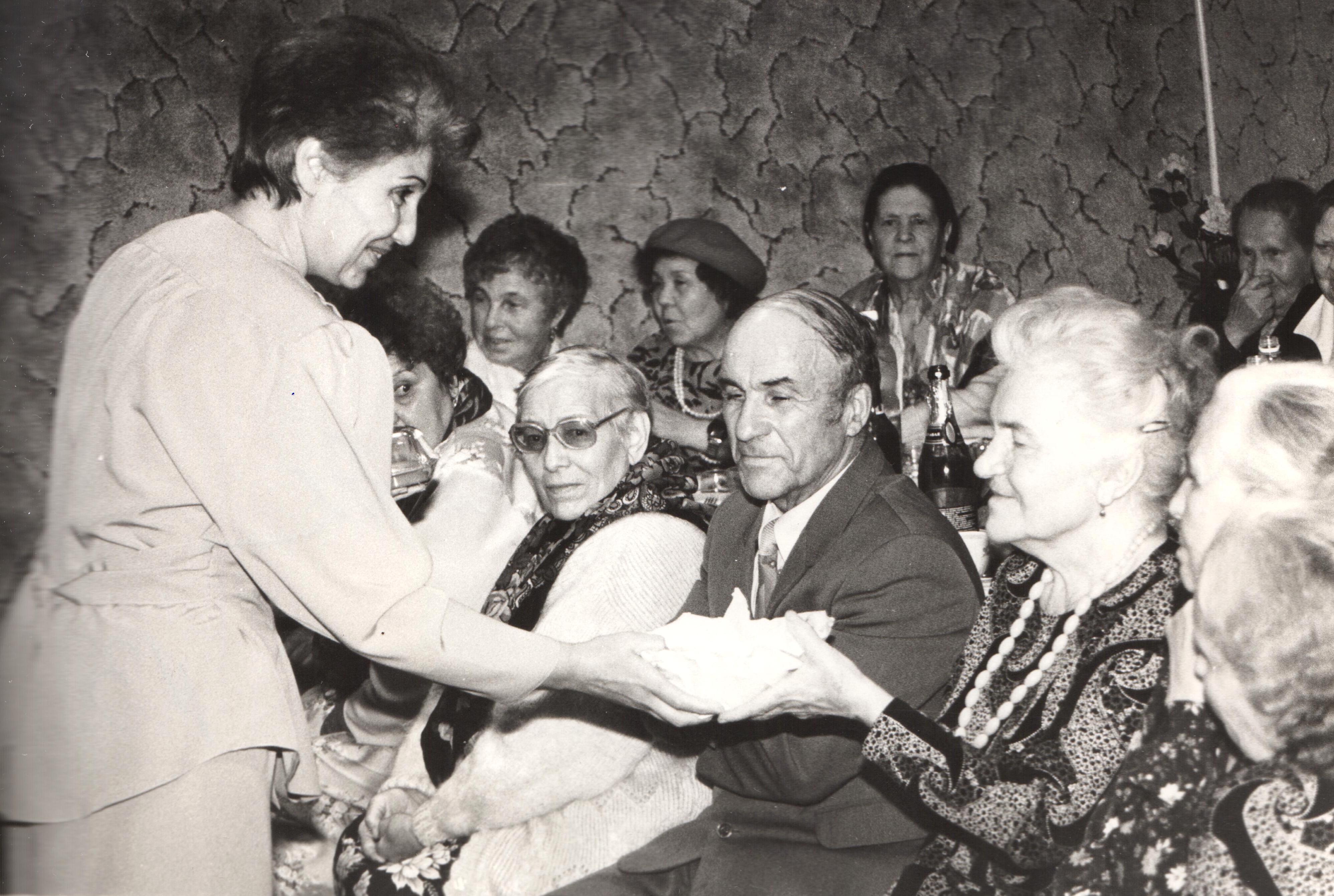 Макарова Анна Лаврентьевна (вторая справа), участник Великой Отечественной войны, среди ветеранов принимает поздравления в зрительном зале  Дома культуры "Строитель