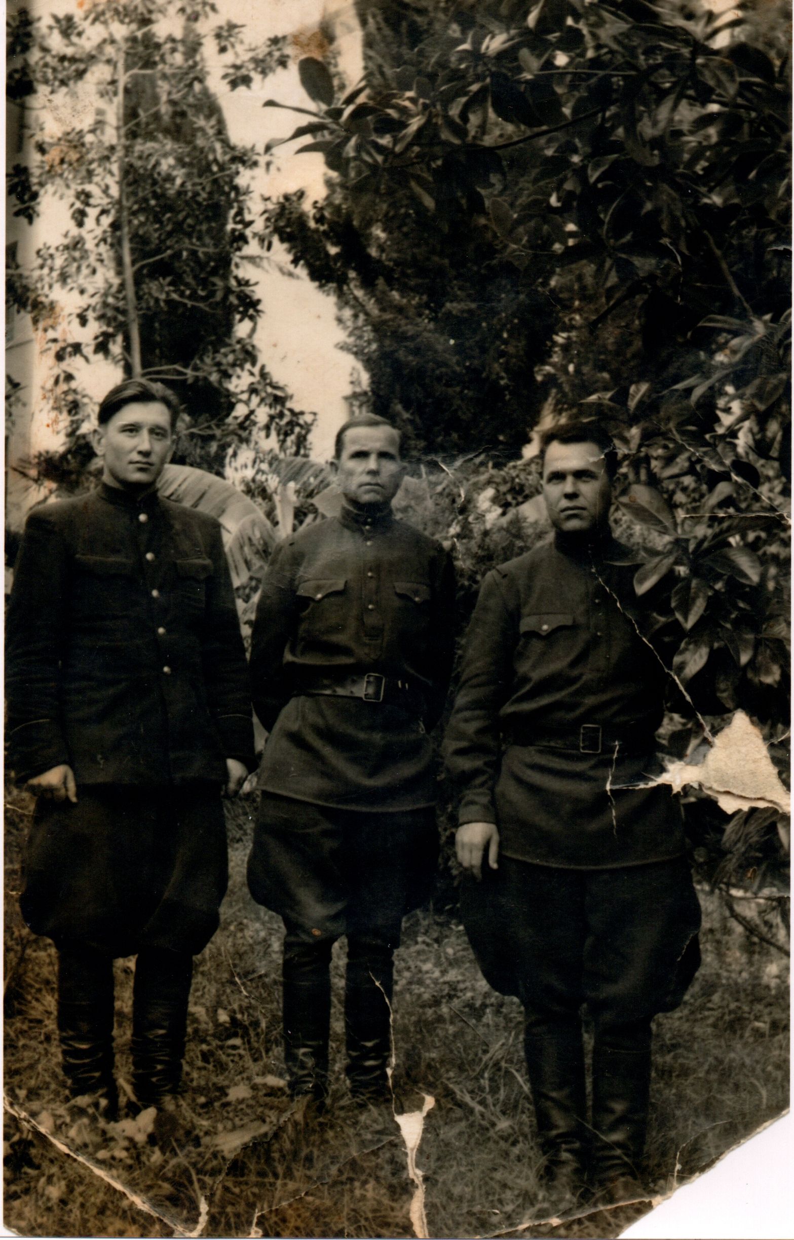 Фурсов Григорий Матвеевич (первый слева) с сослуживцами  на службе в Берлине