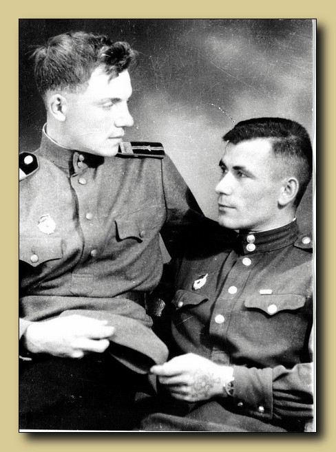 Ю.Г. Созонов (справа), В. Майоров - однополчане 4-ой танковой армии.  г. Цветль, Австрия