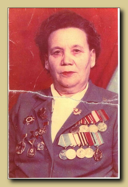 Гаврина Таисья Алексеевна – ветеран Великой Отечественной войны 1941-1945 гг. в деловом костюме, на груди ордена и медали. Фотопортрет (цветная копия)
