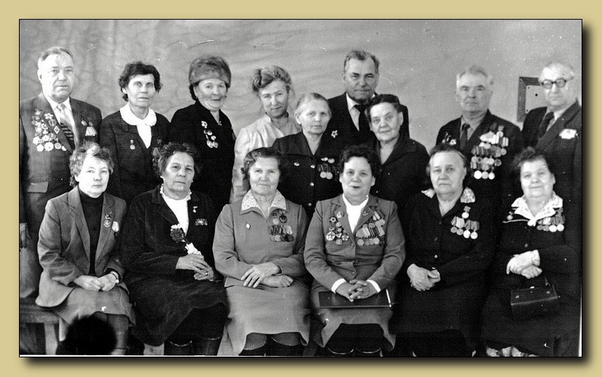 Т.А. Гаврина (в первом ряду четвертая слева) - ветеран Великой Отечественной войны 1941-1945 гг. - на первой учредительной окружной конференции ветеранов войны и труда. г. Ханты-Мансийск.