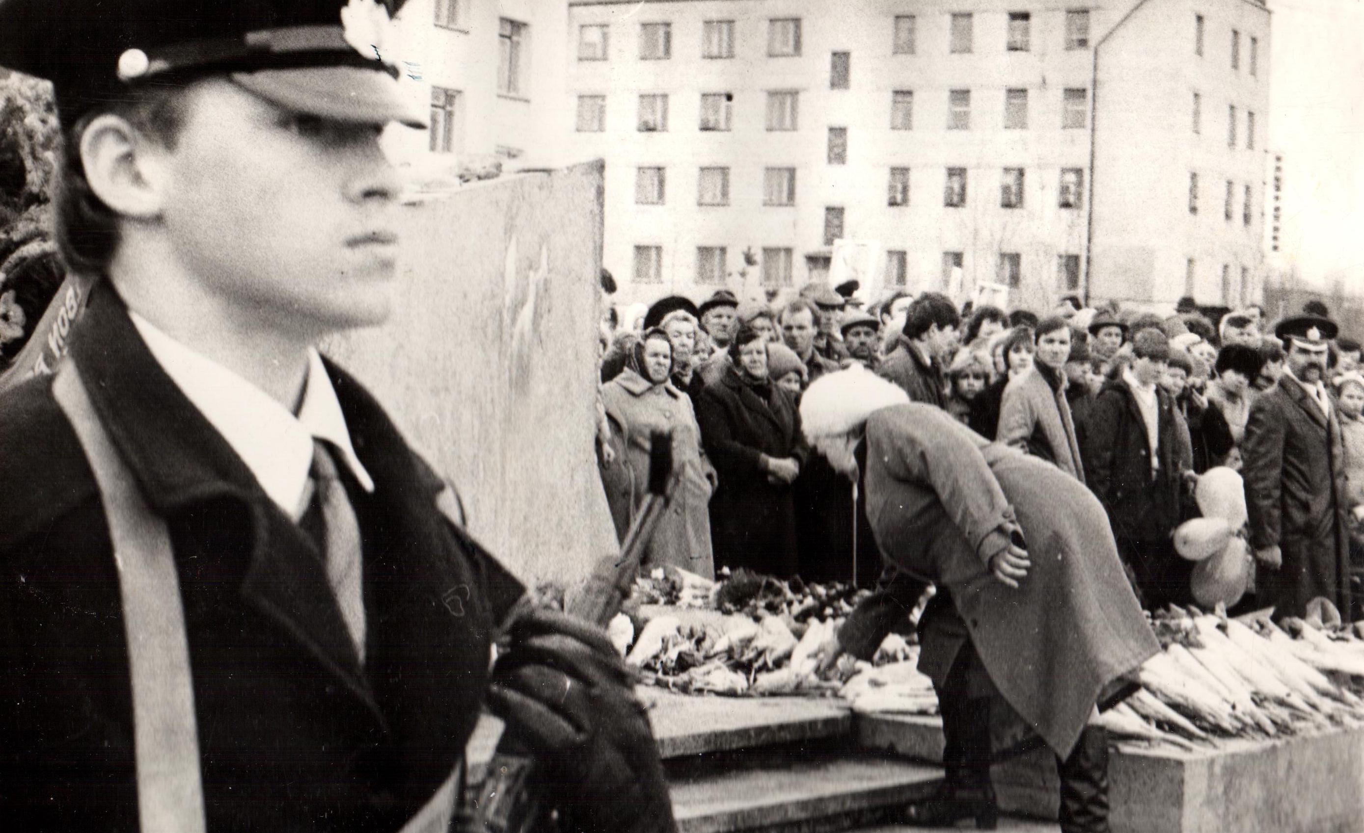Нефтеюганци у памятника Воину-победителю во время возложения цветов 