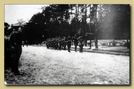 Ю.Г. Созонов - ассистент знаменосца - в момент торжественного выноса знамени части на открытии первого мирного лагеря в Германии. г. Загаи.