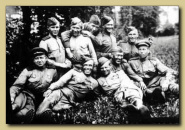 Ю.Г. Созонов (в третьем ряду первый справа) среди однополчан 4-ой танковой армии