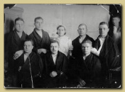 Гаврина Таисья Алексеевна (во втором ряду третья слева) - участница Великой Отечественной войны 1941-1945 гг. - среди раненых военного госпиталя станции Калачинск Омской области