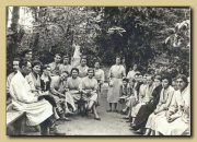 Корепанова Евдокия Ивановна (седьмая справа) среди работников и раненых в госпитале 5128 [города Саратова]