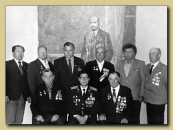 В.И. Калинин (во 2-м ряду 2-й слева), Ю.Г. Созонов (во 2-м ряду 3-й слева) и другие участники Курской битвы среди ветеранов Великой Отечественной войны 1941-1945 гг.