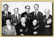 Т.А. Гаврина (в первом ряду первая слева) с группой ветеранов Великой Отечественной войны 1941-1945 гг. после вручения орденов участникам войны в честь 40-летия Победы. г. Ханты-Мансийск 