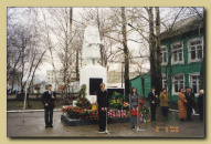Почетный караул, возложение венков к памятнику погибшим ученикам средней школы №1, во время торжественного митинга. г. Ханты-Мансийск