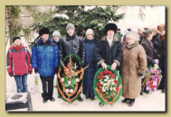 Учащиеся поискового отряда средней школы №1 г. Ханты-Мансийска на торжественном митинге, посвященном подвигу 13 героев станции Красновка. 
