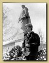 Памятник учителям и учащимся, погибшим в годы Великой Отечественной войны 1941-1945 гг., установленный в 1971 году в сквере школы №1 г. Ханты-Мансийска