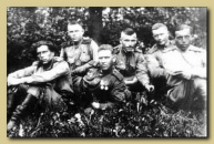 Ю.Г. Созонов (четвертый слева) среди однополчан 4-ой танковой армии