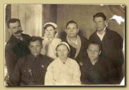 Корепанова Евдокия Ивановна (во втором ряду вторая слева) среди раненых в госпитале 1678 города Саратова